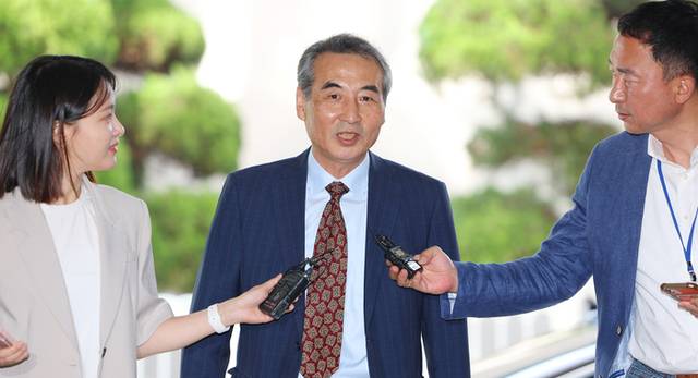 ▲ 윤석열 전 대통령 부인 김건희 여사 관련 의혹을 수사하는 민중기 특별검사가 23일 서울 서초구 서초동에 마련된 임시 사무실로 출근하며 취재진 질문에 답하고 있다. 연합뉴스