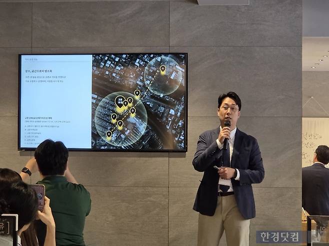 지난 19일 경북 구미에 있는 교촌통닭 1호점 리뉴얼 오픈 기념으로 열린 미디어 간담회에서 임영환 교촌에프앤비 전략스토어팀장이 매장에 대해 설명하고 있다./사진=박수림 기자