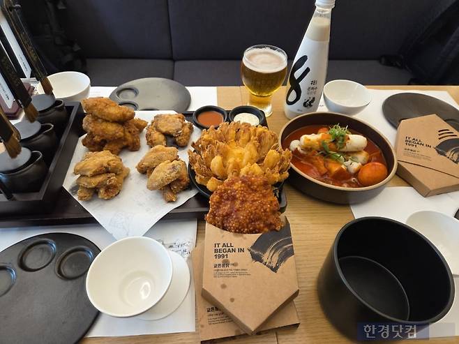 경북 구미에 위치한 '교촌통닭 1호점'에서만 판매되는 특화 메뉴 3종이 진열돼있다./사진=박수림 기자