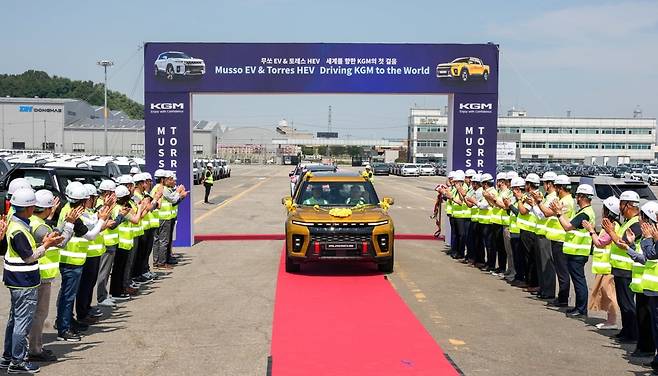 글로벌 시장에 수출하기 위해 선적되는 무쏘EV와 토레스 하이브리드. 사진=KGM