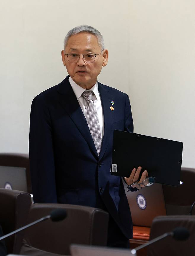 유인촌 문화체육관광부 장관이 지난 5일 서울 용산 대통령실에서 열린 국무회의에 참석하고 있다. 대통령실통신사진기자단