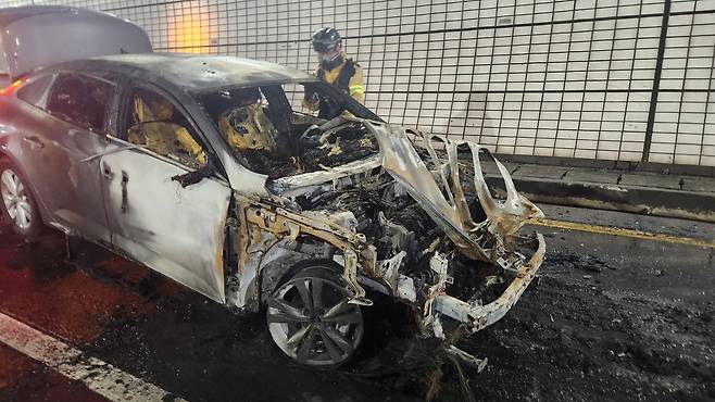 23일 오전 7시54분쯤 부산 황령터널을 달리던 SM6승용차에서 불이나 전소됐다. 부산소방재난본부 제공