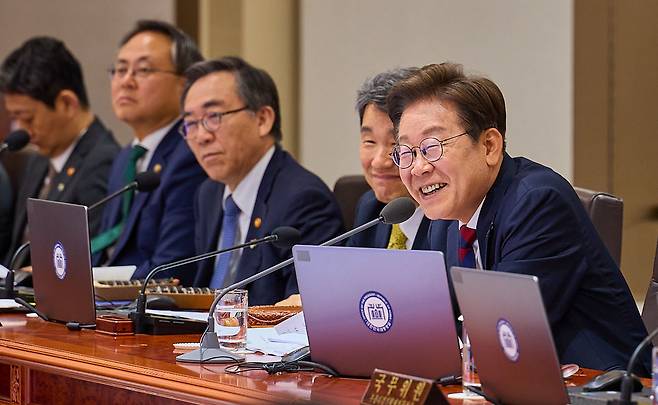 이재명 대통령이 지난 5일 서울 용산 대통령실청사 국무회의실에서 김밥을 먹으며 국무회의를 하고 있다. 대통령실 제공