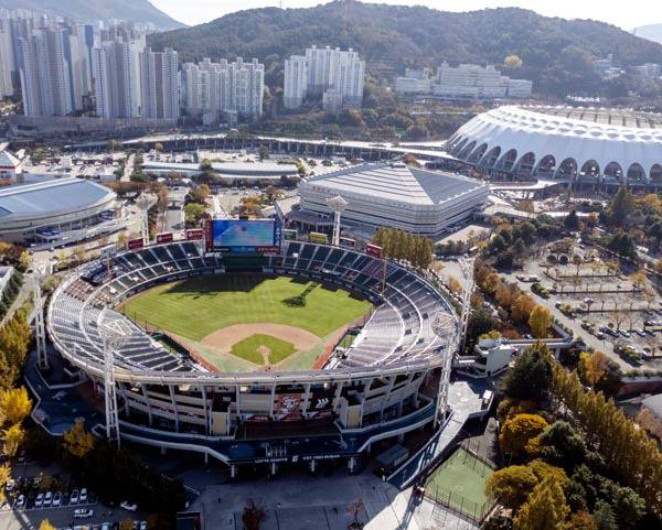 사직구장을 공중에서 촬영한 모습. 국제신문DB