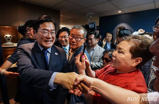 박찬대 더불어민주당 의원이 23일 서울 여의도 중앙당사에서 당대표 선거 출마선언을 마치고 지지자들과 악수하고 있다.