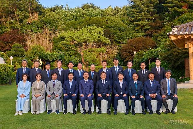 이재명 대통령이 23일 한남동 관저에서 더불어민주당 원내지도부와 만찬에 앞서 기념촬영을 하고 있다. 대통령실 제공