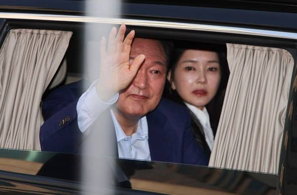 ▲윤석열 전 대통령과 김건희 여사가 지난 4월11일 서울 용산구 한남동 관저에서 나와 서초동 사저로 향하고 있다. ⓒ연합뉴스