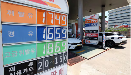 미국의 이란 핵시설 공습으로 중동 리스크가 확대되면서 중동발 석유 공급 차질로 유가와 운임 상승이 우려되는 22일 서울 시내의 한 주유소 앞 유가 정보판에 가격이 표시돼 있다. (사진=연합뉴스)