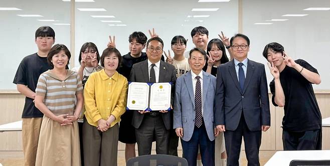 '보건의료정보관리교육 프로그램 평가·인증'에서 5년 인증을 획득한 백석문화대 보건의료행정과 구성원들./사진제공=백석문화대