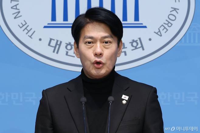 (서울=뉴스1) 이광호 기자 = 한민수 더불어민주당 대변인이 9일 오전 서울 여의도 국회 소통관에서 국민의힘 제1야당 대표 전담 특위 및 이진우·여인형 접견 관련 브리핑을 하고 있다. 2025.2.9/뉴스1 Copyright (C) 뉴스1. All rights reserved. 무단 전재 및 재배포, AI학습 이용 금지. /사진=(서울=뉴스1) 이광호 기자