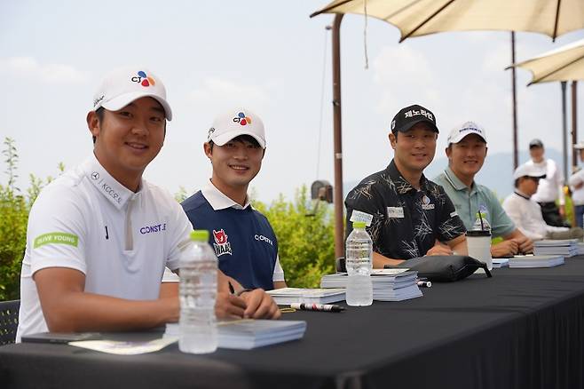KCC오토, 고객초청 골프대회 'MercedesTrophy 지역 예선' 성료_KCC오토 공식 후원선수 사인회