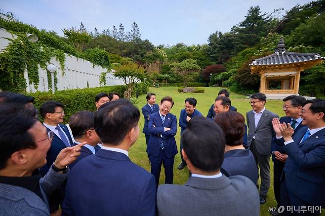 (서울=뉴스1) 박지혜 기자 = 이재명 대통령이 지난 7일 서울 한남동 관저에서 만찬에 참석한 더불어민주당 1·2기 지도부 등 의원들과 대화하고 있다. (이재명 대통령 SNS 캡처. 재판매 및 DB 금지) 2025.6.8/뉴스1 Copyright (C) 뉴스1. All rights reserved. 무단 전재 및 재배포, AI학습 이용 금지. /사진=(서울=뉴스1) 박지혜 기자