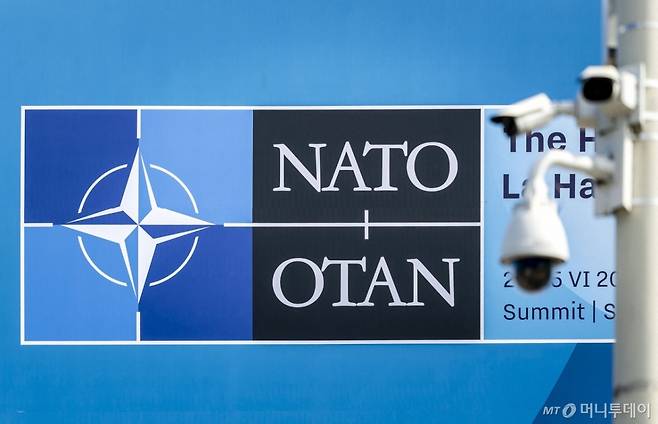 지난 19일(현지시간) 네덜란드 헤이그 월드포럼 건물에 북대서양조약기구(NATO·나토) 로고가 붙어 있다. 나토 정상회의는 오는 24~25일 헤이그에서 개최된다. /헤이그 AFP=뉴스1