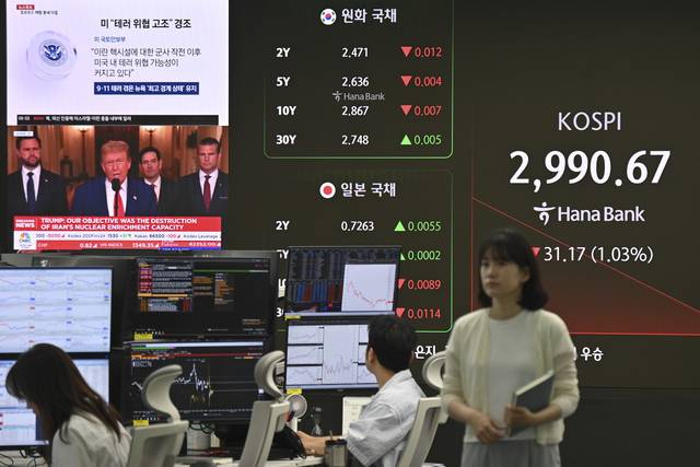 3000선 깨진 코스피 : 미국의 이란 핵 시설 공격 여파로 중동 정세가 요동치고 있는 가운데 23일 오전 코스피가 3000선 아래로 밀렸다. 이날 서울 중구 하나은행 본점 딜링룸에서 딜러가 업무를 보고 있다. 백동현 기자