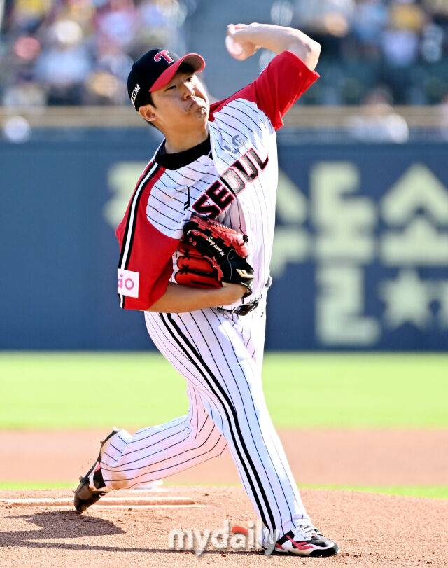 22일 오후 서울 잠실야구장에서 진행된 '2025 프로야구 KBO리그' LG트윈스와 두산베어스의 경기. LG 선발투수 송승기가 역투하고 있다./잠실 = 송일섭 기자