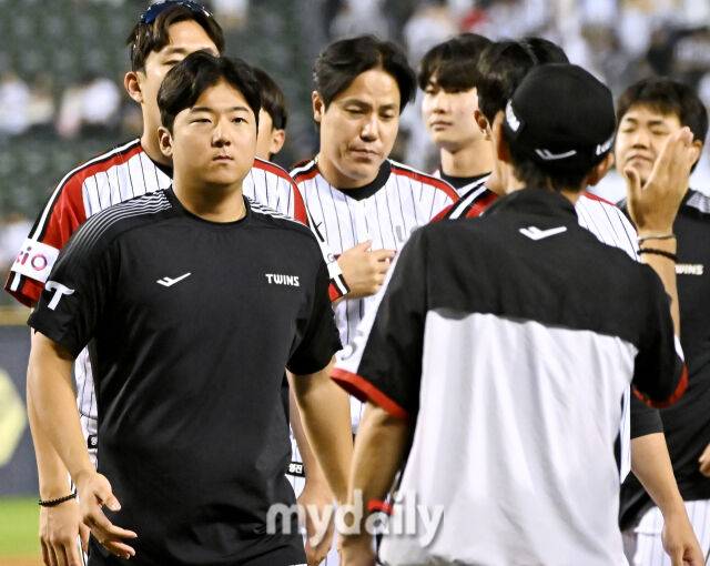 22일 오후 서울 잠실야구장에서 진행된 '2025 프로야구 KBO리그' LG트윈스와 두산베어스의 경기. LG 송승기가 13-5로 승리한 뒤 염경엽 감독과 환호하고 있다./잠실 = 송일섭 기자