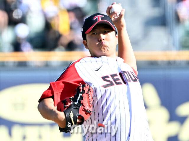 22일 오후 서울 잠실야구장에서 진행된 '2025 프로야구 KBO리그' LG트윈스와 두산베어스의 경기. LG 선발투수 송승기가 역투하고 있다./잠실 = 송일섭 기자