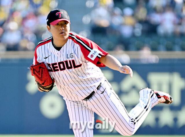 22일 오후 서울 잠실야구장에서 진행된 '2025 프로야구 KBO리그' LG트윈스와 두산베어스의 경기. LG 송승기가 선발등판해 역투하고 있다./잠실 = 송일섭 기자