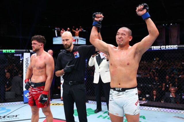 박준용(오른쪽)이 22일 나우르디예프를 꺾은 후 기뻐하고 있다. /UFC 제공