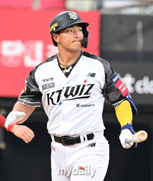 2025년 6월 11일 오후 경기도 수원시 KT위즈파크에서 '2025 신한 SOL뱅크 KBO 리그' 롯데 자이언츠와 KT위즈의 경기가 열렸다. KT 안현민이 1회말 2사 후 삼진을 당한 뒤 아쉬워하고 있다./마이데일리