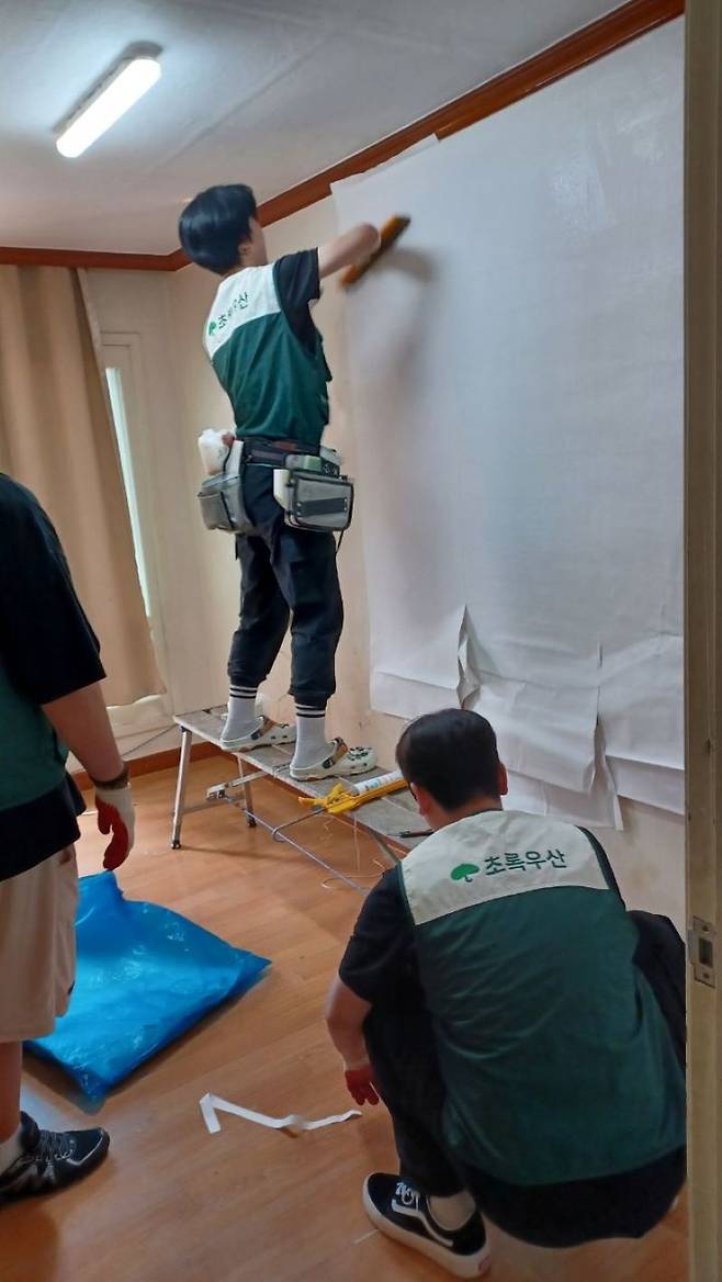 '나만을 위한 공부방'선물을 위해 도배를 하고 있다. *재판매 및 DB 금지