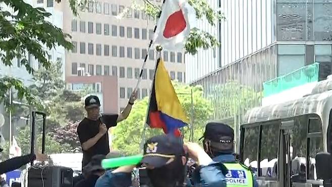 2025년 5월 14일, 일장기를 들고 수요시위를 방해하는 김병헌의 모습. (자료 : 정의기억연대)