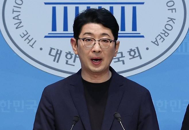 국무총리 인사청문특위 위원인 국민의힘 주진우 의원이 지난 18일 서울 여의도 국회 소통관에서 김민석 후보자의 재산 의혹과 관련, 자금 출처를 밝힌 자료 제출을 요구하고 있다. 연합뉴스
