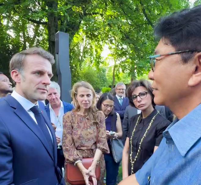 이수만 A2O 프로듀서(오른쪽)가 에마뉘엘 마크롱 프랑스 대통령과 환담하고 있다. A2O엔터테인먼트 제공