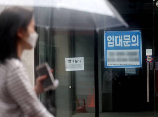 16일 서울 시내 한 상가에 안내문이 붙어 있다. 사진은 본문 내용과 무관. 뉴시스