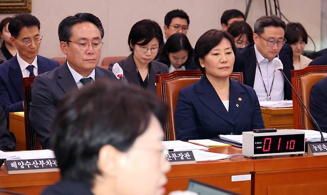 송미령(오른쪽) 농림축산식품부 장관이 23일 서울 여의도 국회에서 열린 농림축산식품해양수산위원회 전체회의에서 송 장관 유임에 대한 전종덕 진보당 의원의 항의 발언을 듣고 있다. 뉴시스