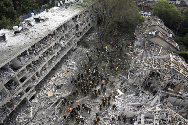 이란이 22일 이스라엘 수도 텔아비브를 향해 미사일 공습에 나선 가운데 아파트 단지 폭격 현장에 소방관과 구조대원들이 구조 활동을 벌이고 있다. AP연합뉴스