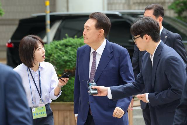 윤석열 전 대통령이 지난 16일 서울 서초구 서울중앙지방법원에서 열린 내란 우두머리 혐의·직권남용 권리행사 방해 혐의 사건 7차 공판에 출석하고 있다. 연합뉴스