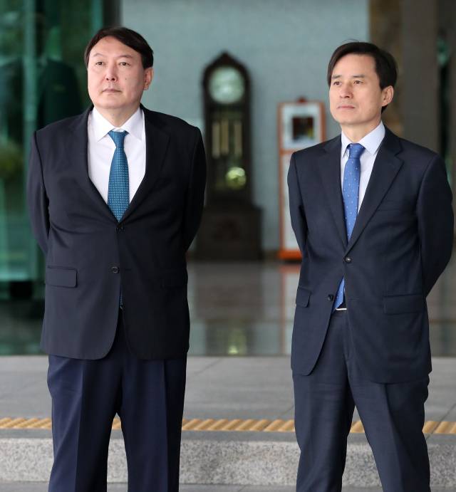 2017년 10월 23일 조은석 당시 서울고검장(오른쪽)과 윤석열 서울중앙지검장이 서울고검에서 열린 국회 법사위 국정감사에 앞서 국감장에 도착하는 의원들을 기다리고 있다. 뉴스1