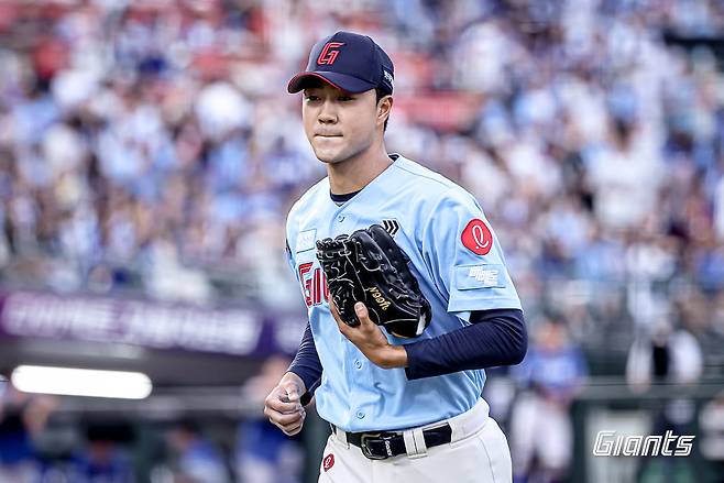 롯데 윤성빈이 22일 사직구장에서 열린 삼성과 홈경기 7회초 구원등판해 1이닝 무실점 역투를 펼친 뒤 덕아웃으로 돌아가고 있다. 사진제공|롯데 자이언츠