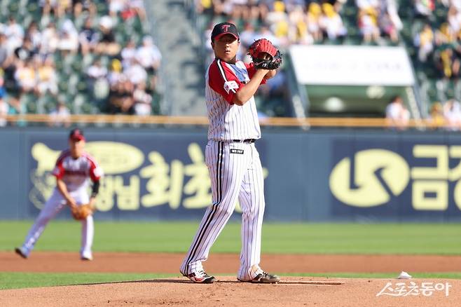 LG 송승기가 22일 잠실구장에서 열린 두산과 홈경기에 선발등판해 투구 동작을 취하고 있다. 사진제공|LG 트윈스