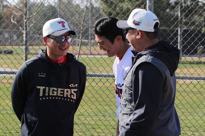 KIA 이의리(가운데)는 22일 함평 두산과 퓨처스(2군)리그에서 선발등판해 2이닝 1실점(무자책점)을 기록해 실전 감각을 끌어올렸다. 사진제공|KIA 타이거즈