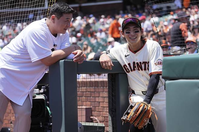 이정후가 23일 보스턴전에 앞서 경기장을 방문한 김태균과 대화하고 있다. AP연합뉴스