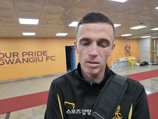 아사니가 지난 22일 광주월드컵경기장에서 열린 K리그1 대전 하나시티즌과 홈경기에서 2-2로 비긴 뒤 자신의 이적설에 대해 이야기하고 있다. 황민국 기자