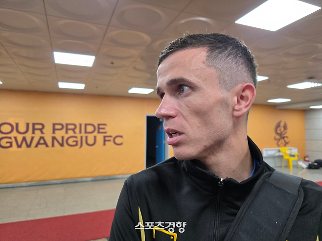아사니가 지난 22일 광주월드컵경기장에서 열린 K리그1 대전 하나시티즌과 홈경기에서 2-2로 비긴 뒤 자신의 이적설에 대해 이야기하고 있다. 황민국 기자