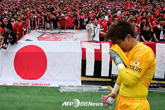 우라와 레드 다이아몬즈 골키퍼 니시가와 슈사쿠가 22일 인터밀란과의 2025 국제축구연맹(FIFA) 클럽 월드컵 조별리그 2차전 1-2 패배 후 눈물을 흘리며 우라와 팬들 앞을 지나가고 있다. /AFPBBNews=뉴스1