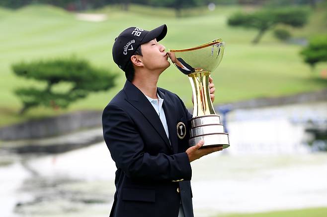 옥태훈이 KPGA 선수권대회 우승 트로피에 입을 맞추고 있다. /사진=KPGA 제공