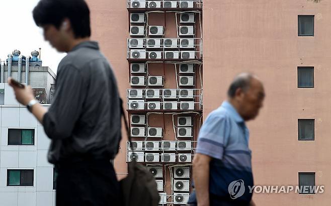에어컨 없이는... (서울=연합뉴스) 류영석 기자 = 연일 이어지는 폭염과 열대야의 영향 등으로 전력 수요가 높은 수준을 기록 중인 가운데 7일 서울의 한 건물에 에어컨 실외기들이 작동하고 있다. 2024.8.7 ondol@yna.co.kr
