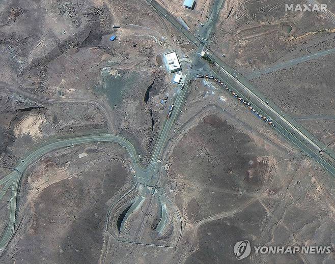 포르도 핵시설 진입로에 늘어선 트럭들 (포르도 AFP=연합뉴스) 미국 상업위성기업 맥사 테크놀러지가 19일(현지시간) 촬영한 이란 곰주(州) 산악지대의 포르도 핵시설 일대의 위성 이미지. 핵시설로 들어가는 진입로를 따라 모두 16대의 화물트럭이 늘어서 있다. 2025.6.22