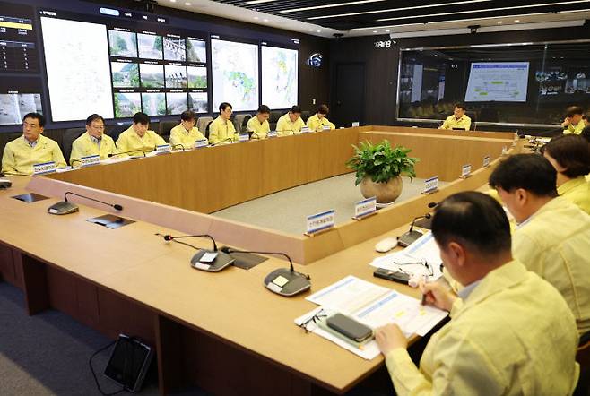 한국수자원공사는 24일 대전 본사에서 윤석대 수자원공사 사장 주재로 '전사 재난대책 점검회의'를 열고 극한 강우, 폭염 등 여름철 재난에 대비해 실전 체계에 돌입했다.사진제공은 한국수자원공사