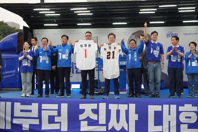 이재명 대통령이 지난 21대 대선 과정에서 대전을 방문해 충청권 의원들과 함께 지지를 호소하고 있다. 중도일보 DB