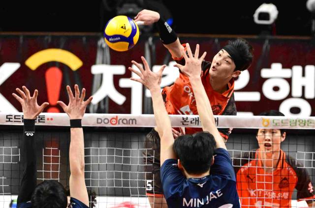 OK저축은행 김건우가 지난 3월 6일 프로배구 대한항공전에서 강스파이크를 구사하고 있다. KOVO제공