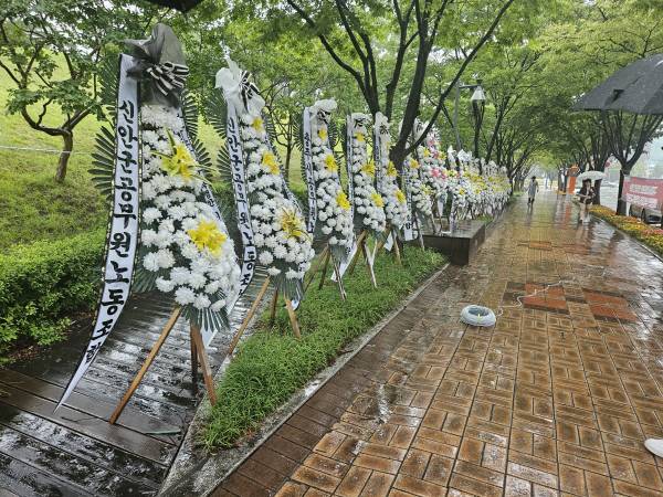 전국시군구공무원노동조합에서 보내온 근조화환이 구미시청 정문앞에 줄지어 서있다. 이봉한기자.