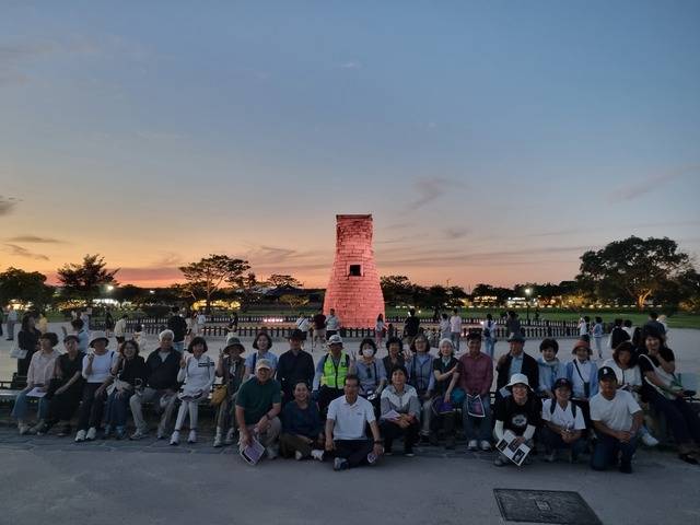 대구일보 삼국유사기행단이 23일 첨성대 야경을 배경으로 기념촬영하고 있다. 전인섭 문화해설사 제공