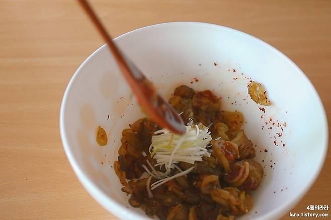 오이지에 양념을 더한 모습