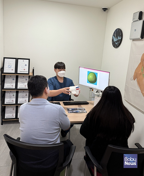 지오헬멧 제작과 관련한 부모 상담을 진행하고 있는 모습. ⓒ지오크리에이티브